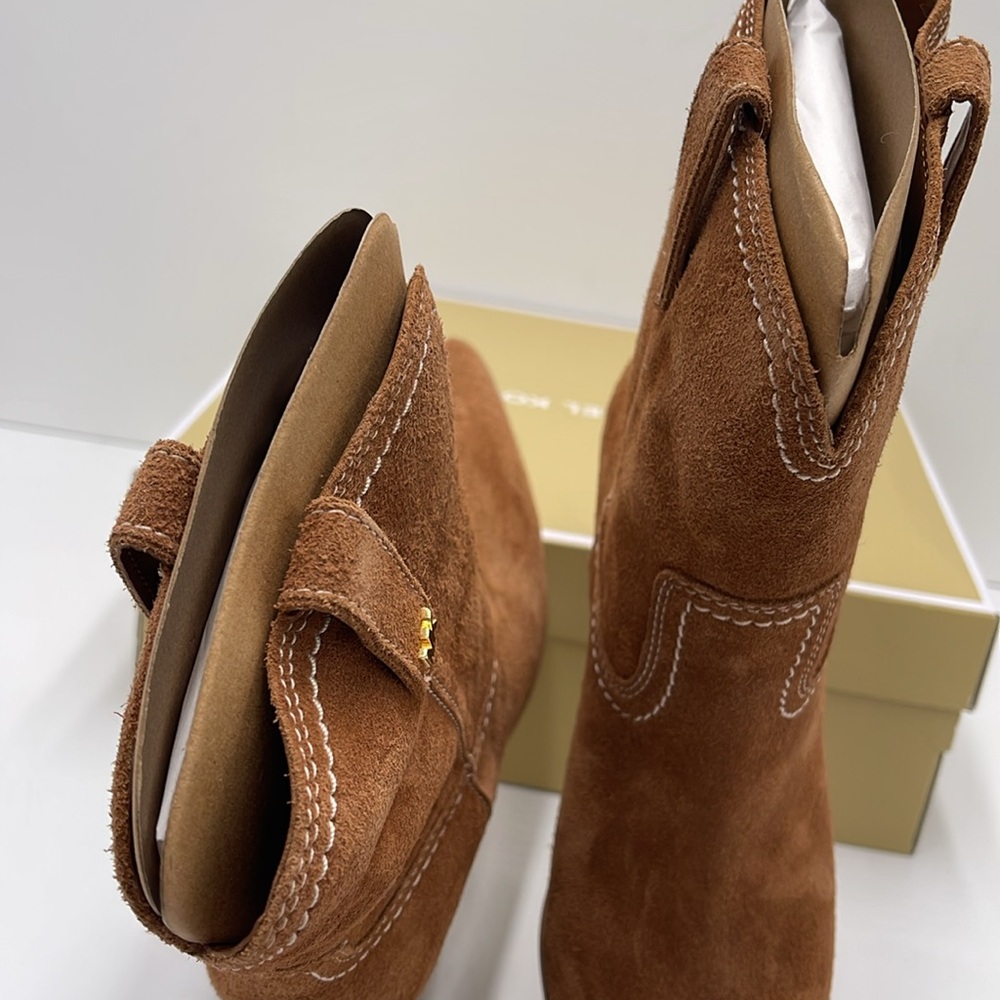 Michael Kors WAVERLY HEELED BOOTIE JUNGLE SUEDE
49F4WVME6S
LUGGAGE - Picture 13 of 16